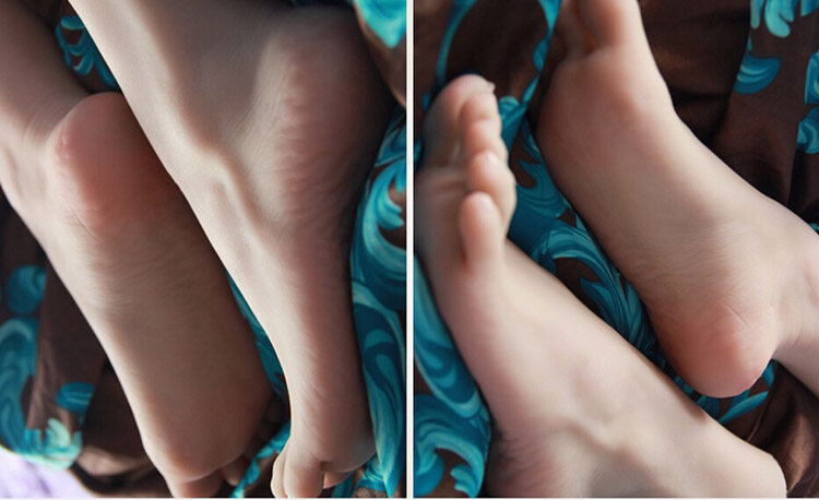 girl foot model